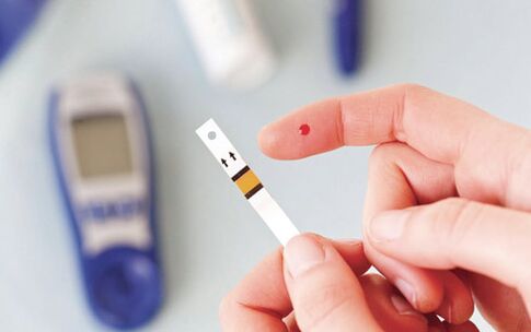 Bloed voor het meten van suiker met diabetes